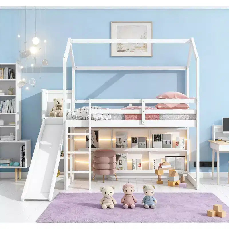 Letto singolo a forma di casetta con scivolo, struttura salvaspazio con libreria e ripiani contenitori integrati