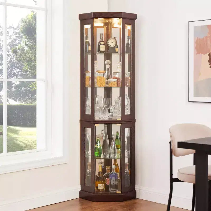 Vetrinetta ad angolo con illuminazione, adatta per soggiorni, collezioni di antiquariato, conservazione di vini o esposizione di bicchieri da bar. Legno di ciliegio scuro