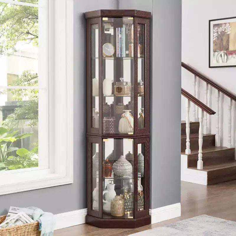 Vetrinetta ad angolo con illuminazione, adatta per soggiorni, collezioni di antiquariato, conservazione di vini o esposizione di bicchieri da bar. Legno di ciliegio scuro