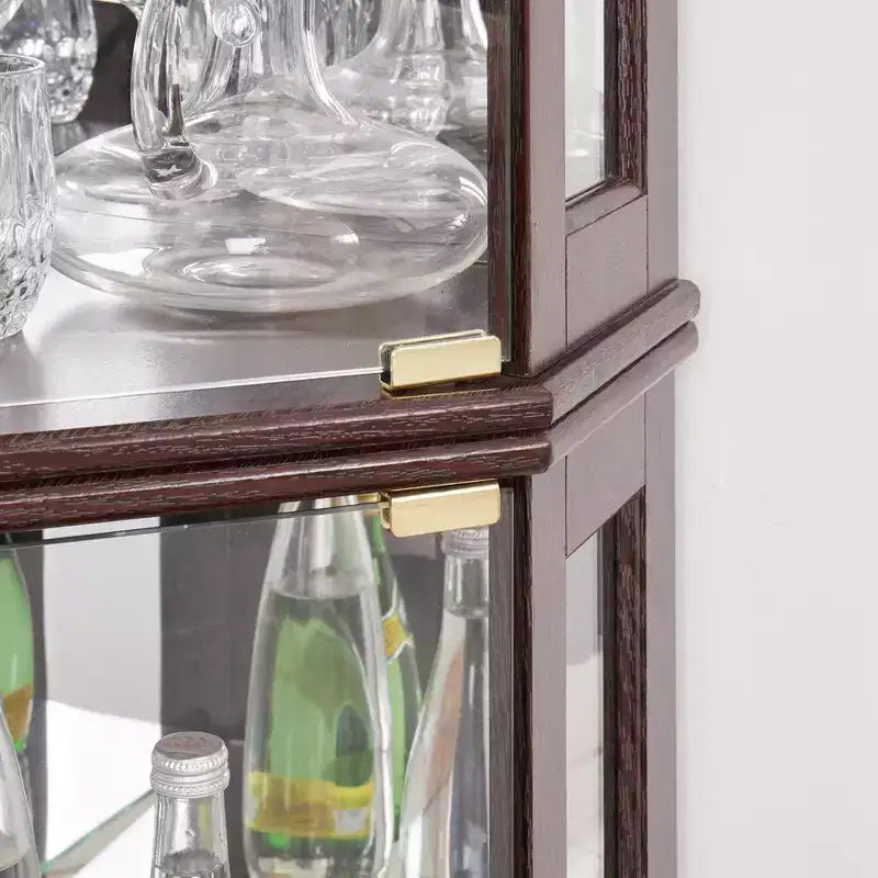Vetrinetta ad angolo con illuminazione, adatta per soggiorni, collezioni di antiquariato, conservazione di vini o esposizione di bicchieri da bar. Legno di ciliegio scuro
