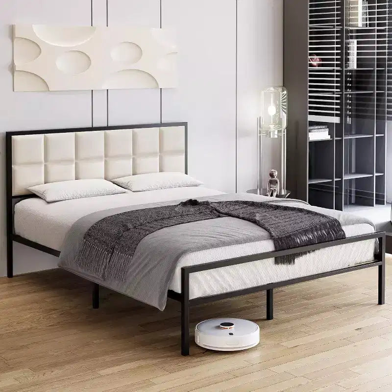Letto matrimoniale in metallo imbottito King con testiera impunturata a quadri, letto a piattaforma in ecopelle con supporto a doghe in acciaio, sommier a molle opzionale, beige