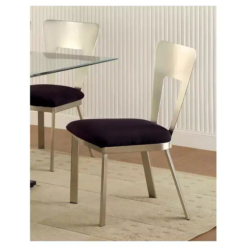 Sedia con schienale rettangolare, design imbottito, telaio in acciaio verniciato a polvere.