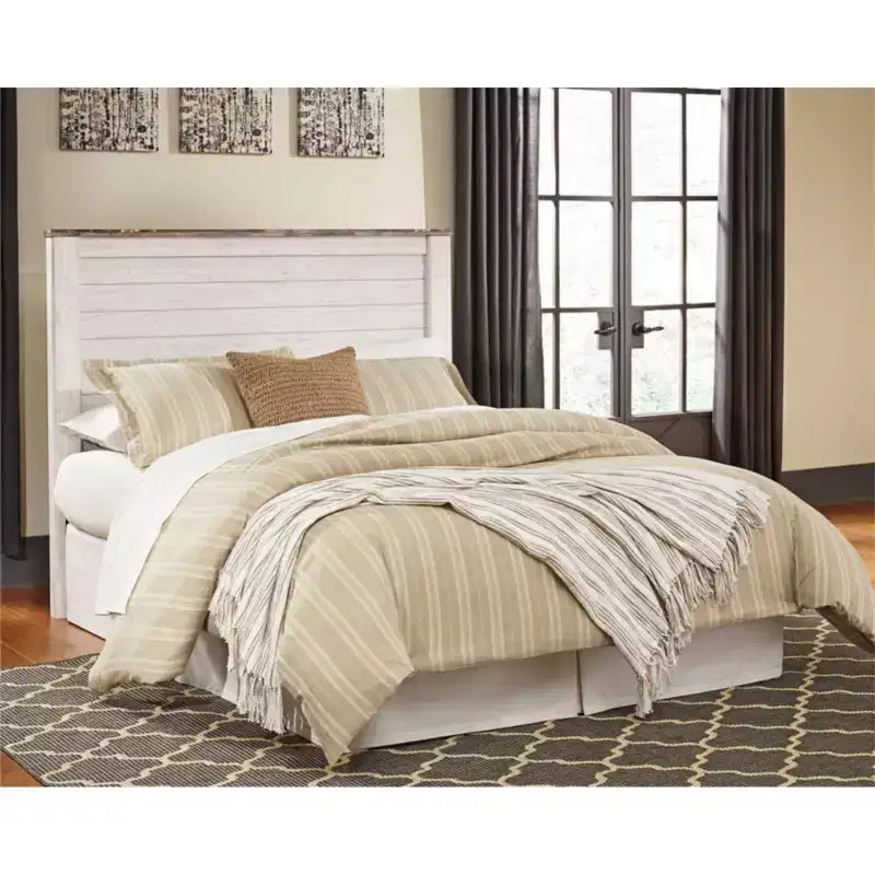 Testiera del letto Queen Willowton con pannello sbiancato: Laminato effetto legno, montata sul telaio del letto