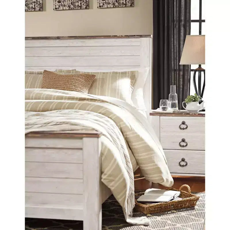 Testiera del letto Queen Willowton con pannello sbiancato: Laminato effetto legno, montata sul telaio del letto